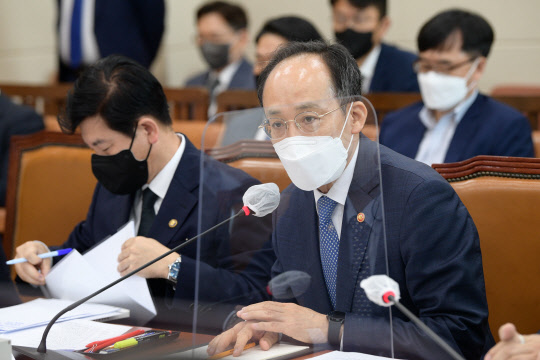 추경호 경제부총리 겸 기획재정부 장관이 지난 9월26일 오전 서울 여의도 국회 본관에서 국회 기획재정위원회 전체회의에 출석, 의원질의에 답변하고 있다.<국회사진기자단·연합뉴스>